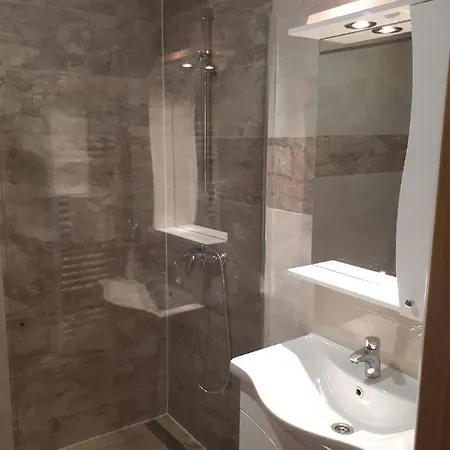 Stan, Sa Garazom, Velicine 64 M2 Apartment